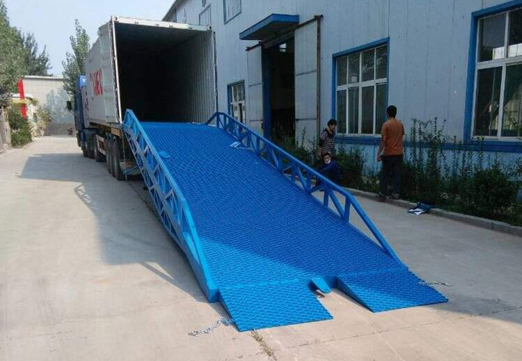 移動(dòng)式液壓登車(chē)橋
